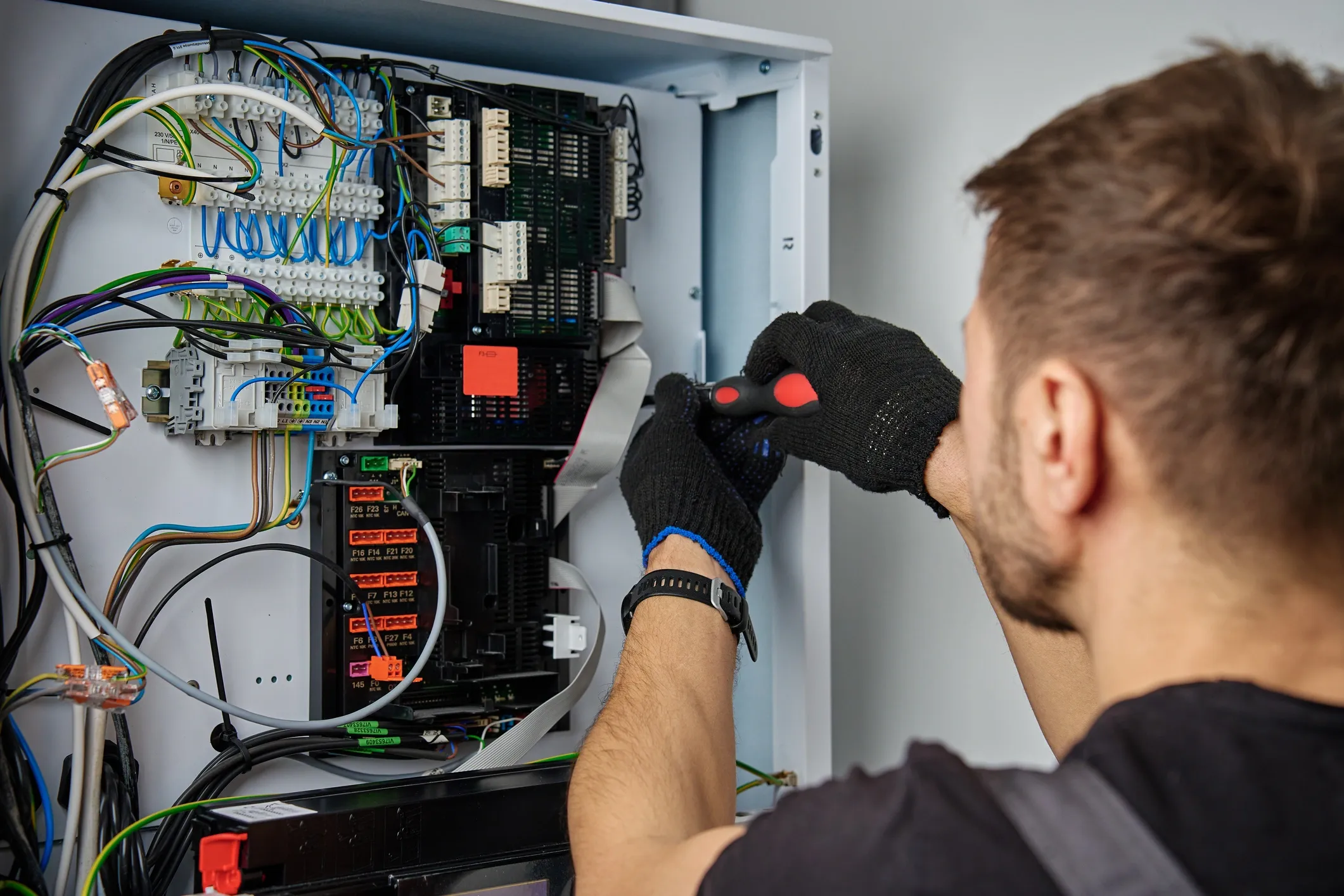 Building automation control panel with active wiring